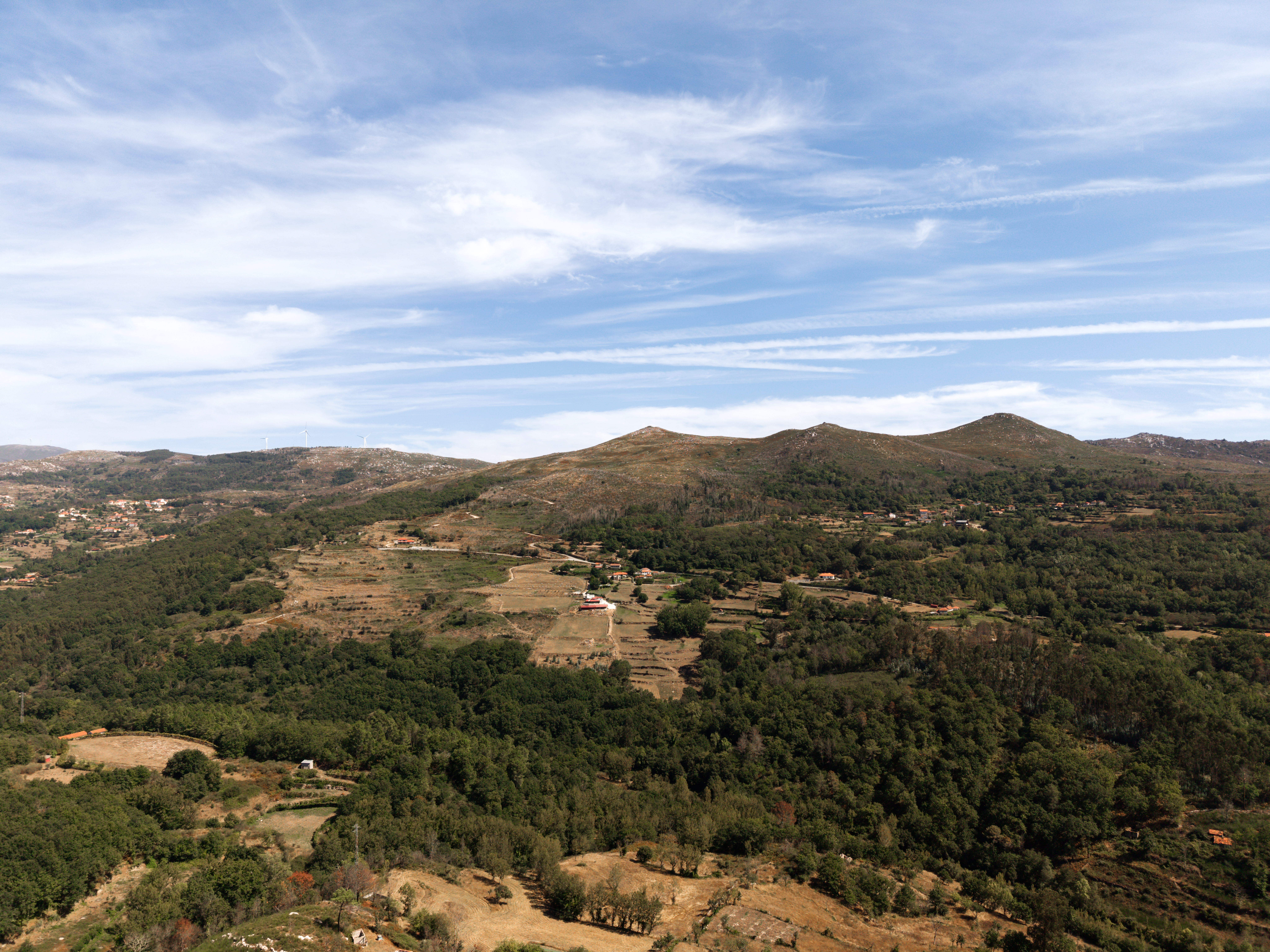 Vista aérea da paisagem de Baião, com montanhas, floresta e aldeias espalhadas pelo vale